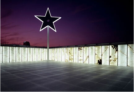 長(zhǎng)久以來(lái)，鋼筋森林生硬的灰白色調(diào)，冷硬的水泥瓷磚，已經(jīng)讓人們感到厭倦。高端別墅中千篇一律的假山和松木、酒店客廳金碧輝煌的瓷磚則略顯低端。講求生活品味的人士紛紛尋找更有文化底蘊(yùn)的建筑材料，并將目光投向東方的建筑美學(xué)傳統(tǒng)。中國(guó)的青磚、白墻、黑瓦充滿禪意美，日本的原木建筑則不失簡(jiǎn)約美，而近幾年，同樣有著深厚文化傳統(tǒng)的玉石也逐漸走俏，成為建筑市場(chǎng)的寵兒。