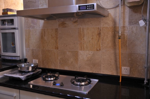 用三種石材（青石、洞石、花崗巖）打造的廚房裝飾