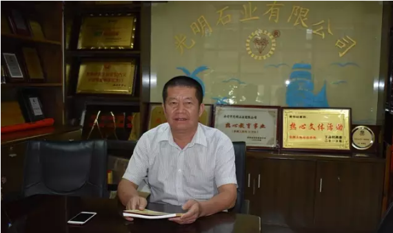 開手扶拖拉機(jī)起家的黃明經(jīng)，如何成為南安石材人敬重的前輩？