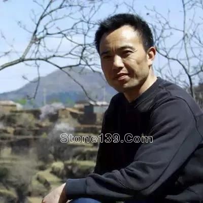 羅小平 1969年生于陜西渭南，中國(guó)書法家協(xié)會(huì)會(huì)員，畢業(yè)于西安美術(shù)學(xué)院
