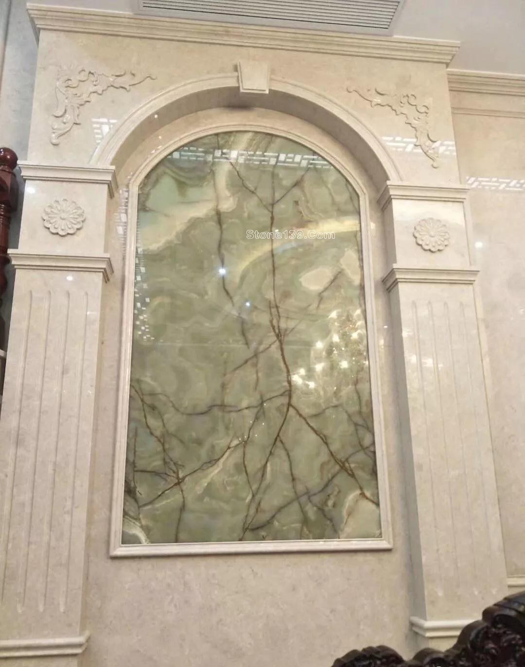 復式樓挑高躍層石材背景墻