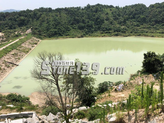 都昌縣東升水庫被當(dāng)作采石場的渣場，成了&ldquo;牛奶湖&rdquo;