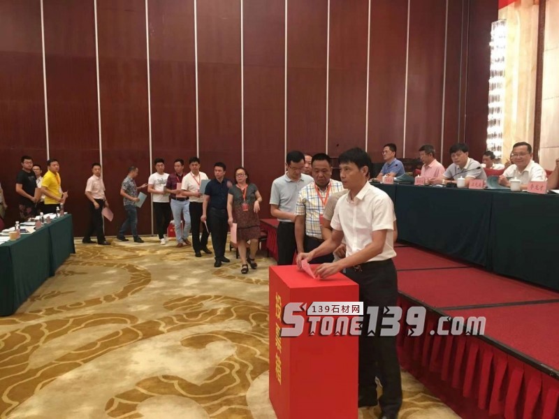 李龍才當(dāng)選第七屆湖北省石材工業(yè)協(xié)會(huì)會(huì)長
