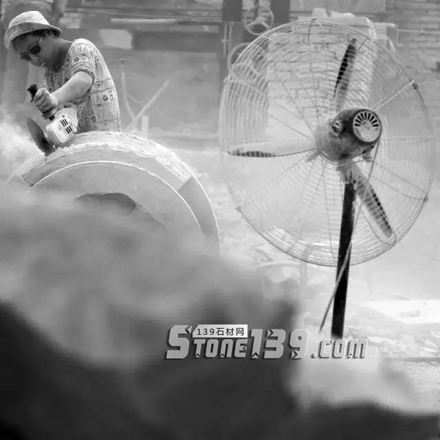 河北曲陽石雕工人工作現(xiàn)場(chǎng)照