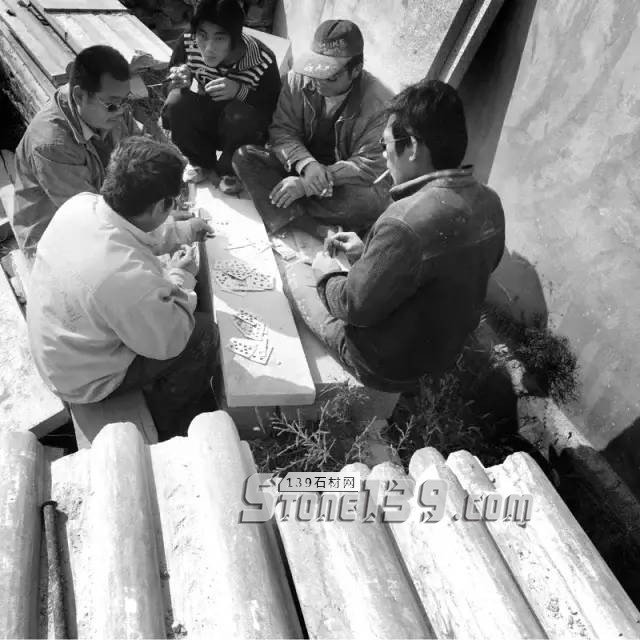 河北曲陽石雕工人工作現(xiàn)場(chǎng)照