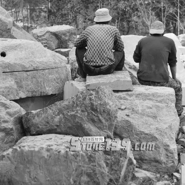 河北曲陽石雕工人工作現(xiàn)場(chǎng)照