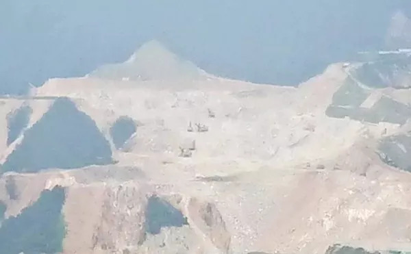 被停產(chǎn)的秦嶺&ldquo;綠色礦山標(biāo)桿&rdquo;：正在給削平的山體覆蓋綠布