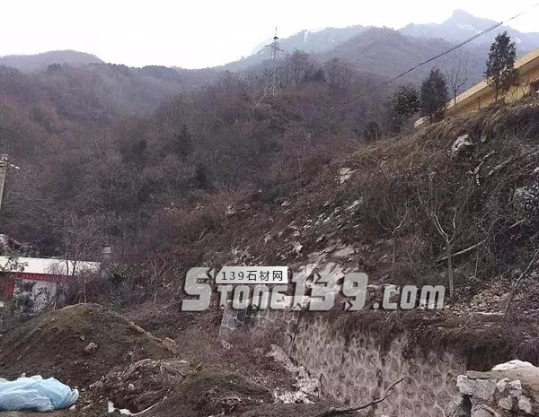 被停產(chǎn)的秦嶺&ldquo;綠色礦山標(biāo)桿&rdquo;：正在給削平的山體覆蓋綠布