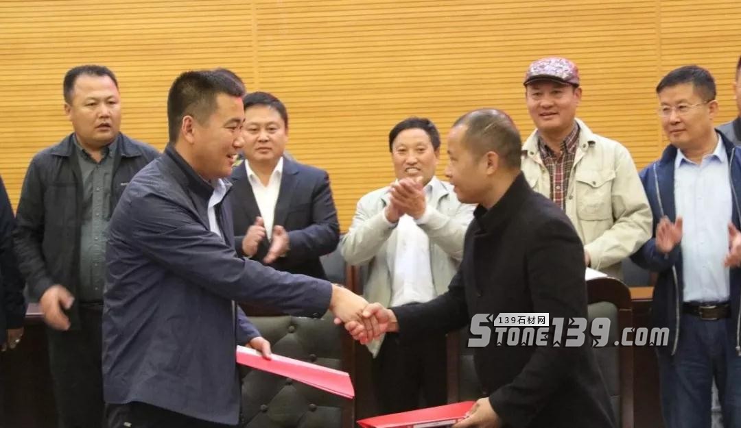 內蒙古鑲黃旗舉行&ldquo;廢棄石材下腳料及石粉綜合利用項目&rdquo;簽約儀式現(xiàn)場