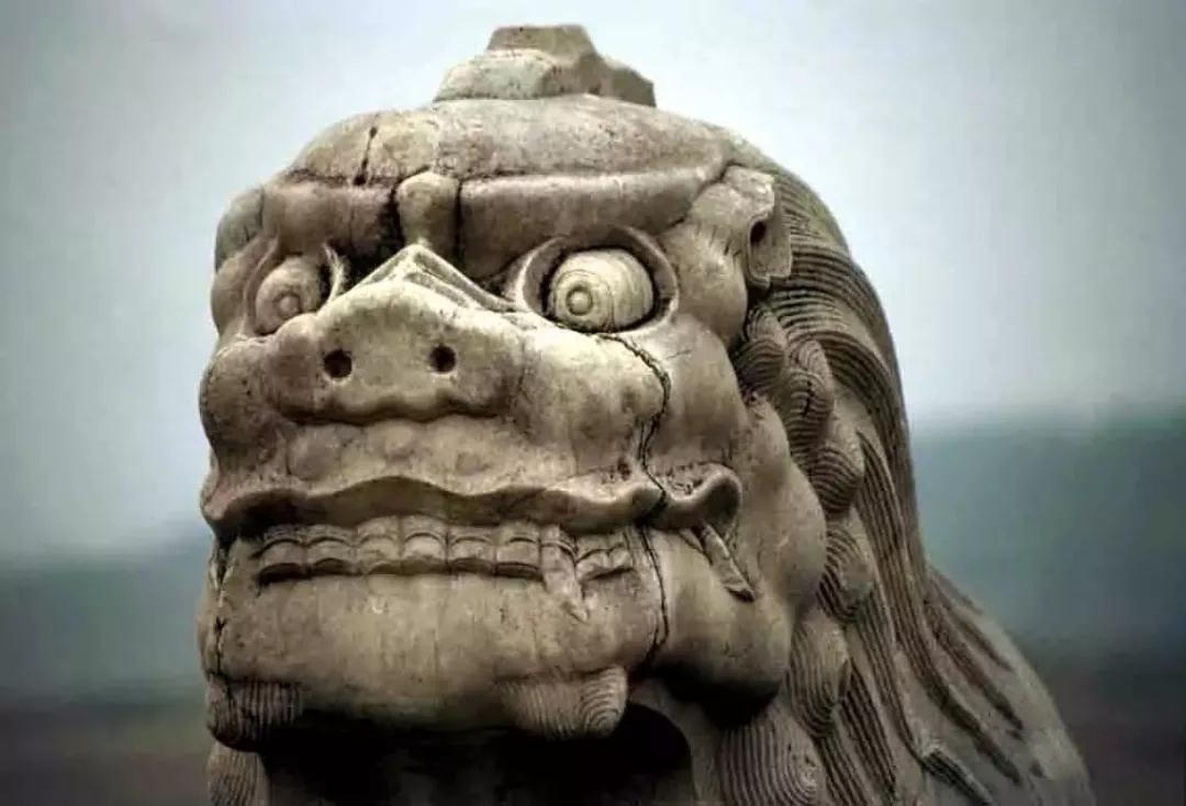 古老的石雕裝飾-皇家雕塑，歷史見證石頭上的滄桑和溫度