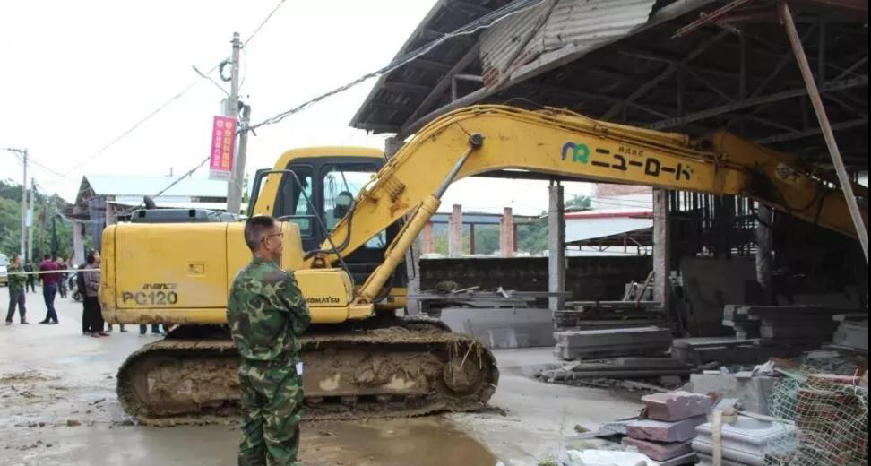 南安市洪梅鎮(zhèn)26家石材加工廠進行依法關(guān)停、拆除生產(chǎn)設(shè)備