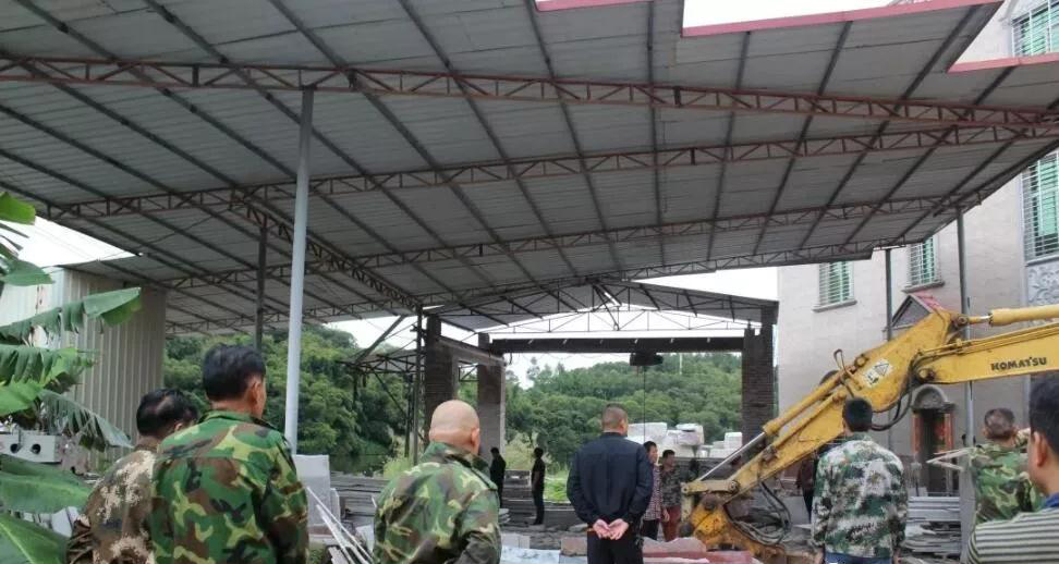 南安市洪梅鎮(zhèn)26家石材加工廠進行依法關(guān)停、拆除生產(chǎn)設(shè)備