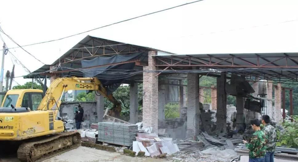 南安市洪梅鎮(zhèn)26家石材加工廠進行依法關(guān)停、拆除生產(chǎn)設(shè)備