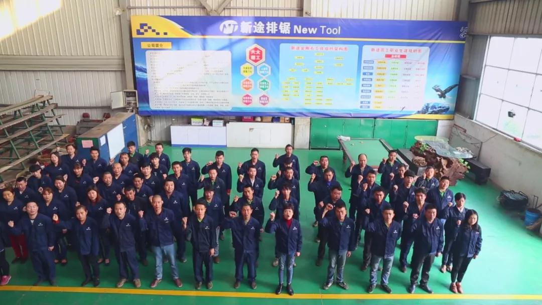 在大理石切割加工中負(fù)重前行的一群人