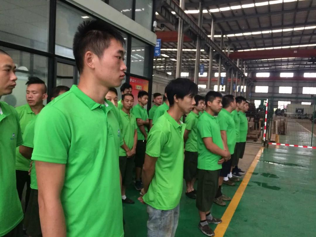 在大理石切割加工中負(fù)重前行的一群人