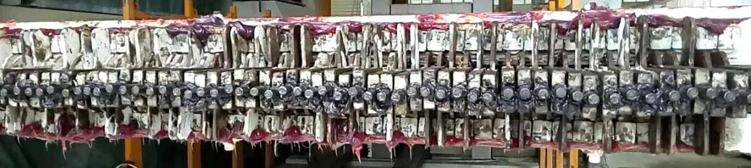 在大理石切割加工中負(fù)重前行的一群人