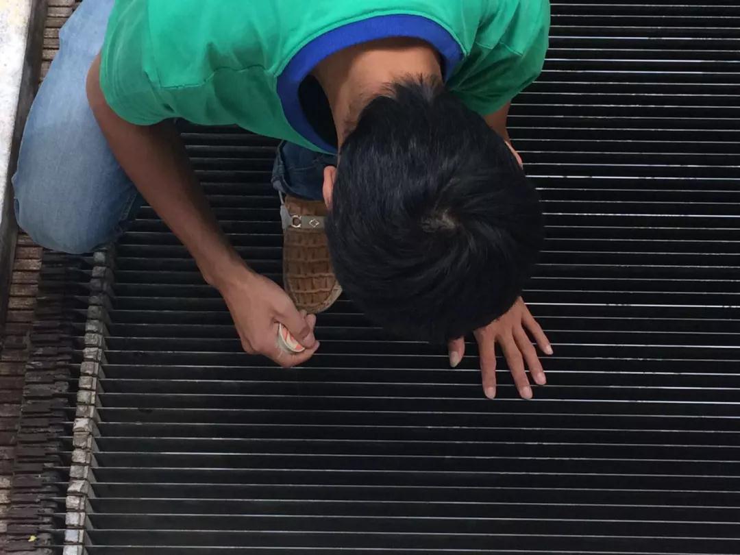 在大理石切割加工中負(fù)重前行的一群人