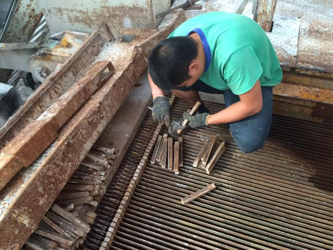 在大理石切割加工中負(fù)重前行的一群人