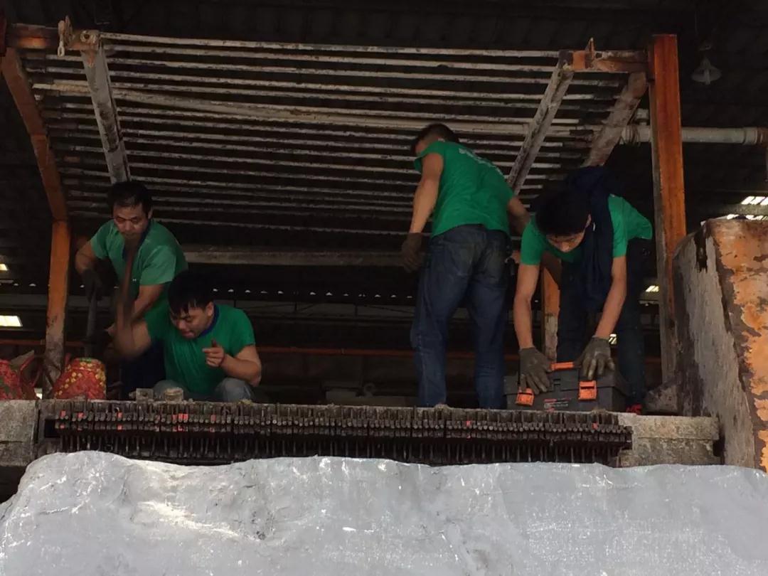 在大理石切割加工中負(fù)重前行的一群人