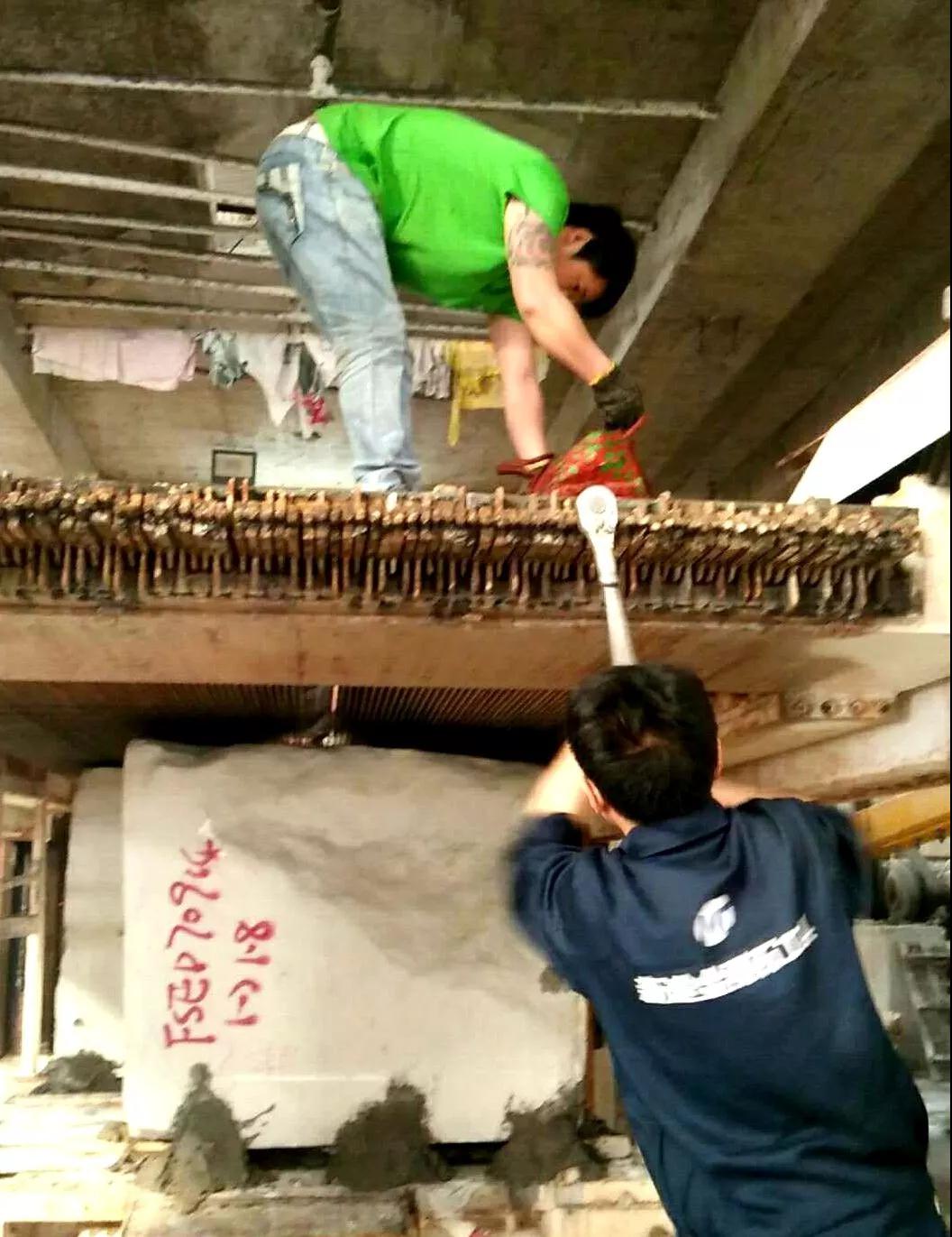 在大理石切割加工中負(fù)重前行的一群人