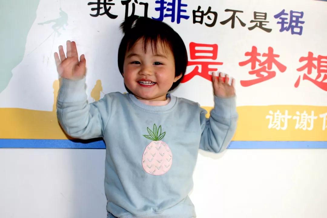 在大理石切割加工中負(fù)重前行的一群人