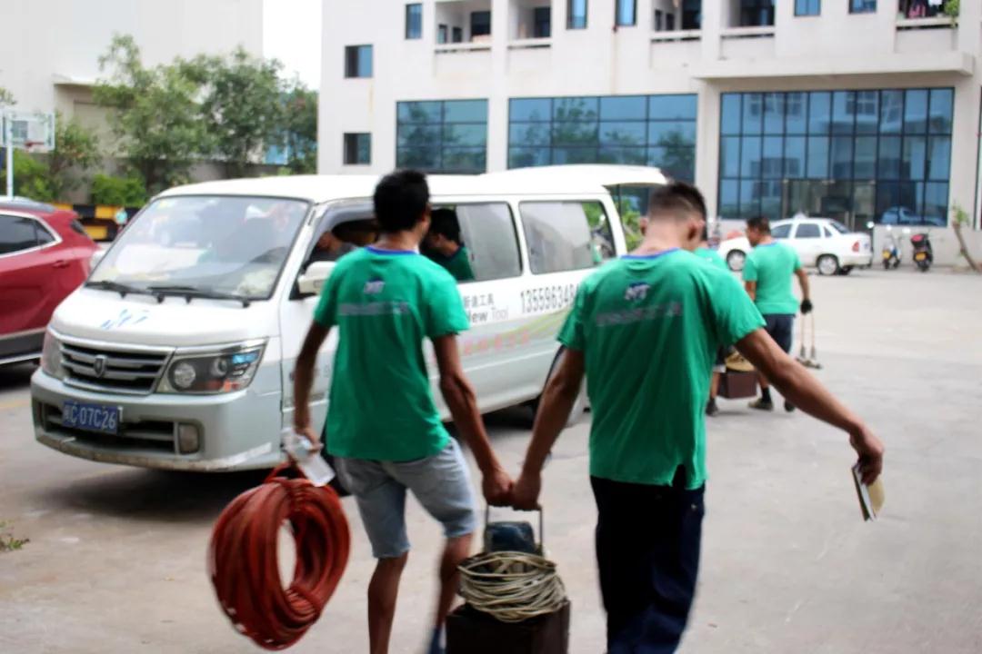 在大理石切割加工中負(fù)重前行的一群人