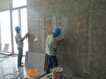 石材墻面安裝好之后的表面研磨流程之粗磨、細(xì)磨、精磨和拋光