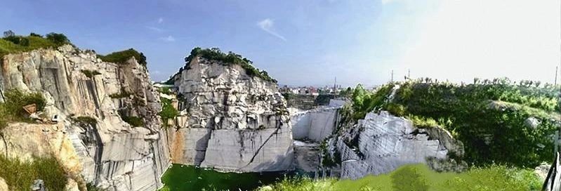 福建漳州臺商投資區(qū)石材礦山復(fù)綠變身礦坑酒店、礦坑公園