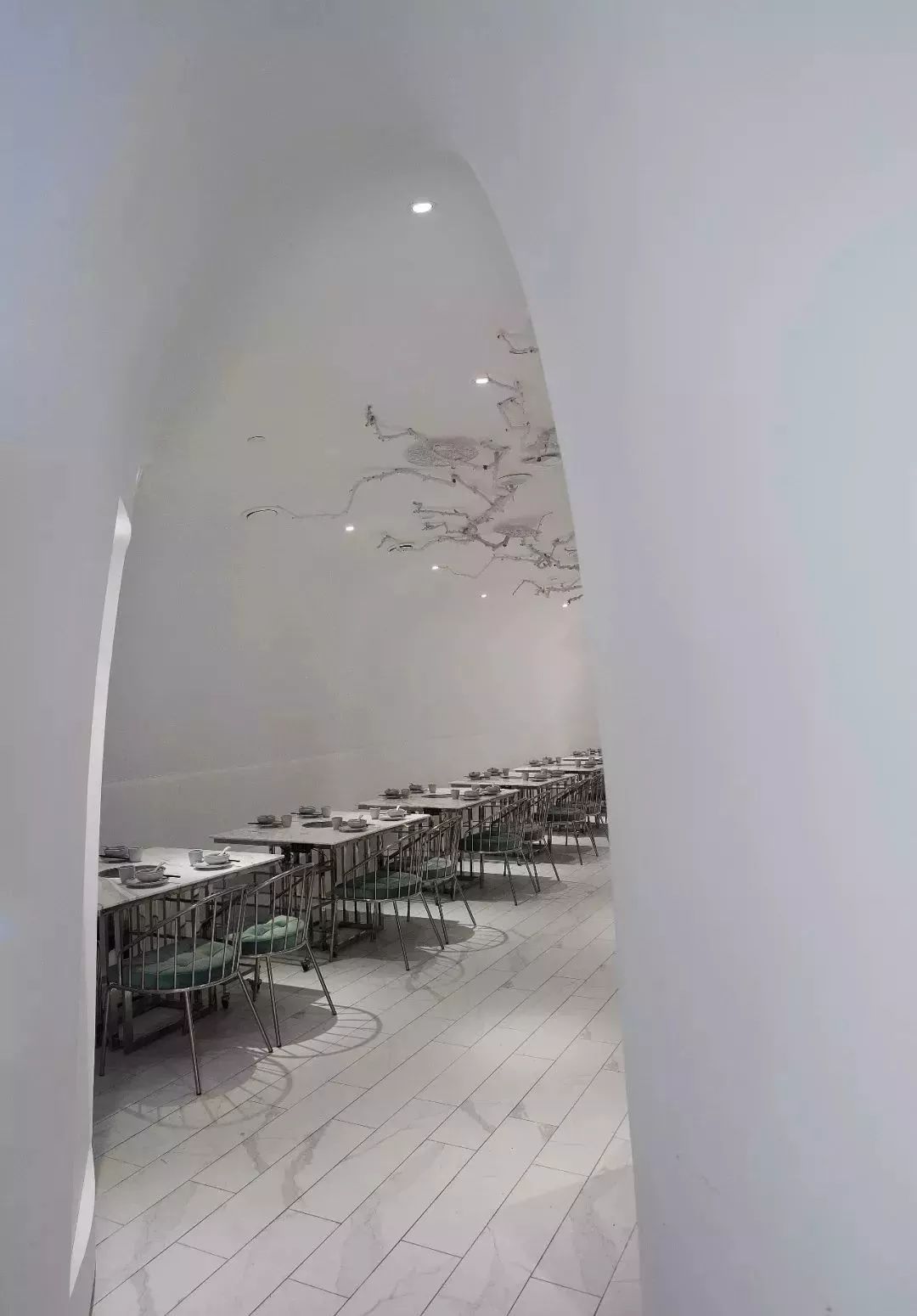 帶您看看上海一家時尚火鍋餐廳用“爵士白大理石”打造的內(nèi)裝視覺