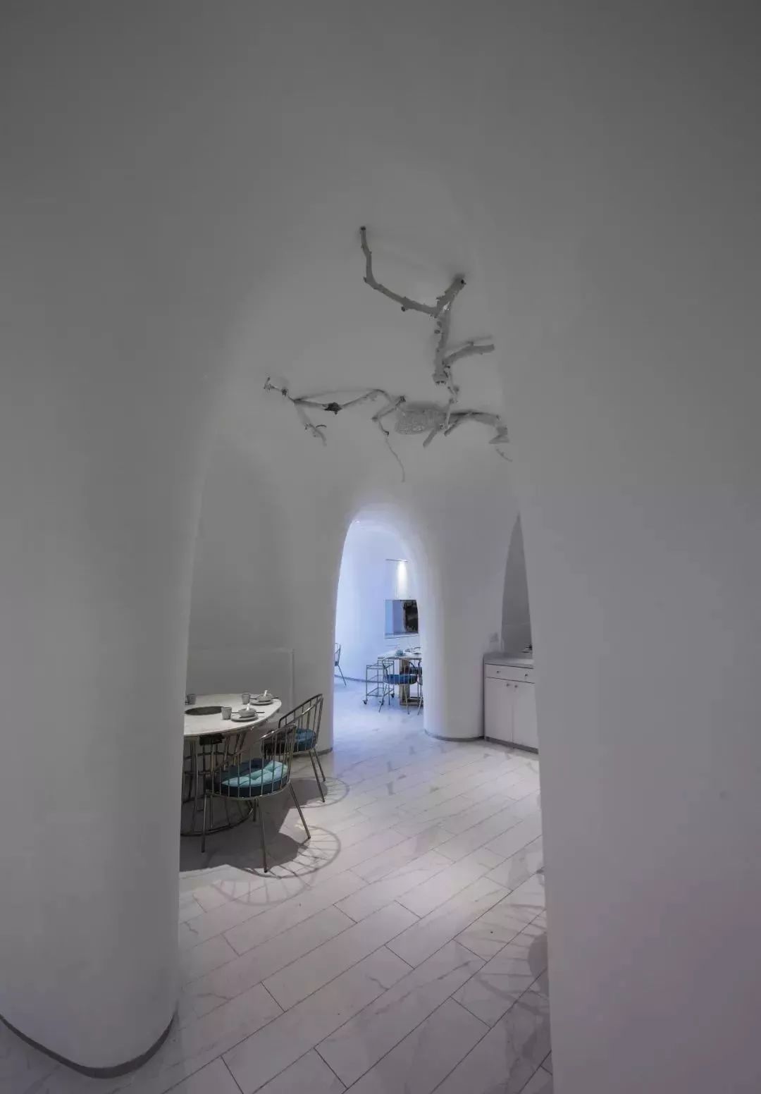 帶您看看上海一家時尚火鍋餐廳用“爵士白大理石”打造的內(nèi)裝視覺