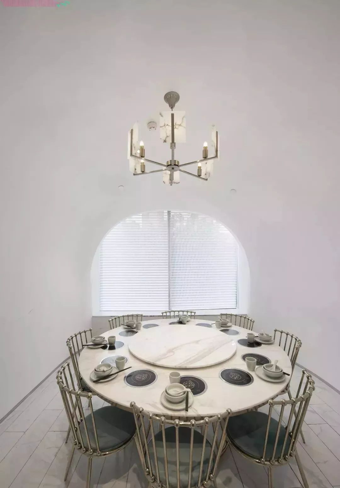 帶您看看上海一家時尚火鍋餐廳用“爵士白大理石”打造的內(nèi)裝視覺