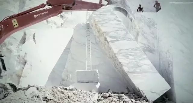 電影《Il Capo（當家之主）》講述采石人對大理石的采集過程