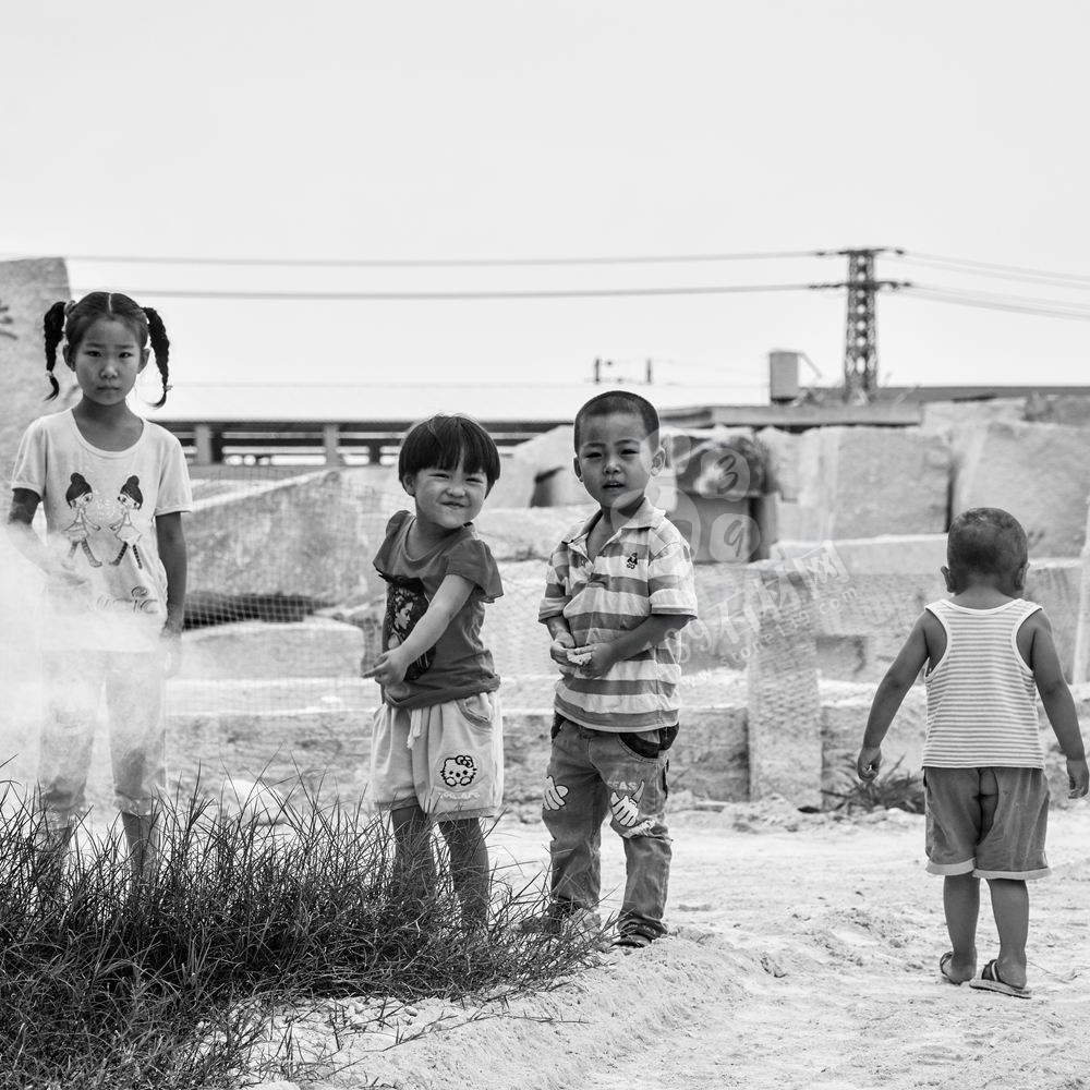 石材廠一線工人工作照