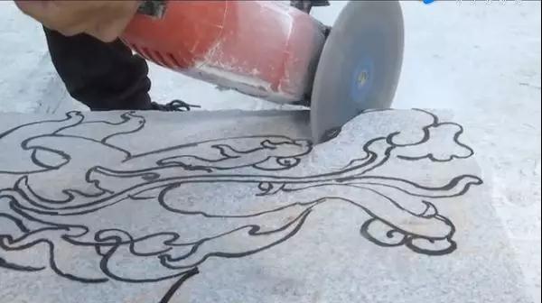 精雕細(xì)琢，讓麻城花崗巖升值數(shù)十倍甚至上百倍，從千元增值到上萬(wàn)元