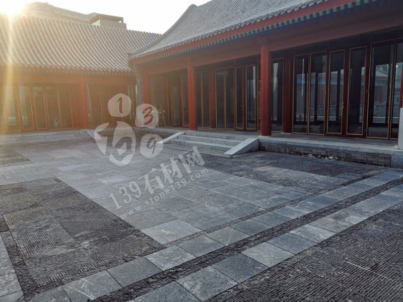 使用青石火燒面、手鑿面、菠蘿面打造的中式復(fù)古風(fēng)庭院
