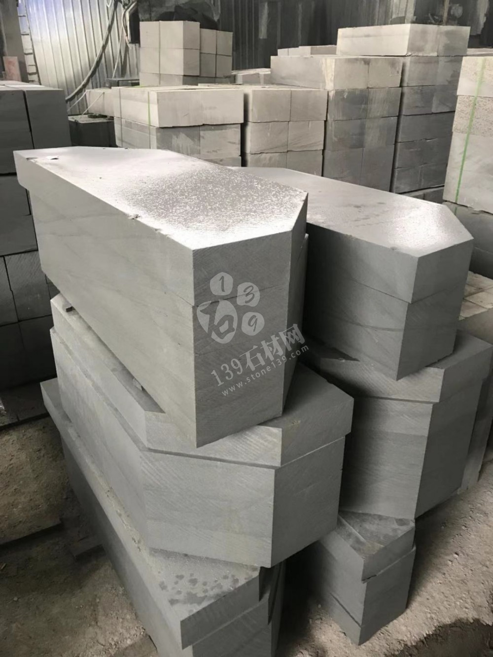 達(dá)州輝騰石材專業(yè)提供青石路沿石、欄桿、地鋪石、臺(tái)階石的園林青石產(chǎn)品