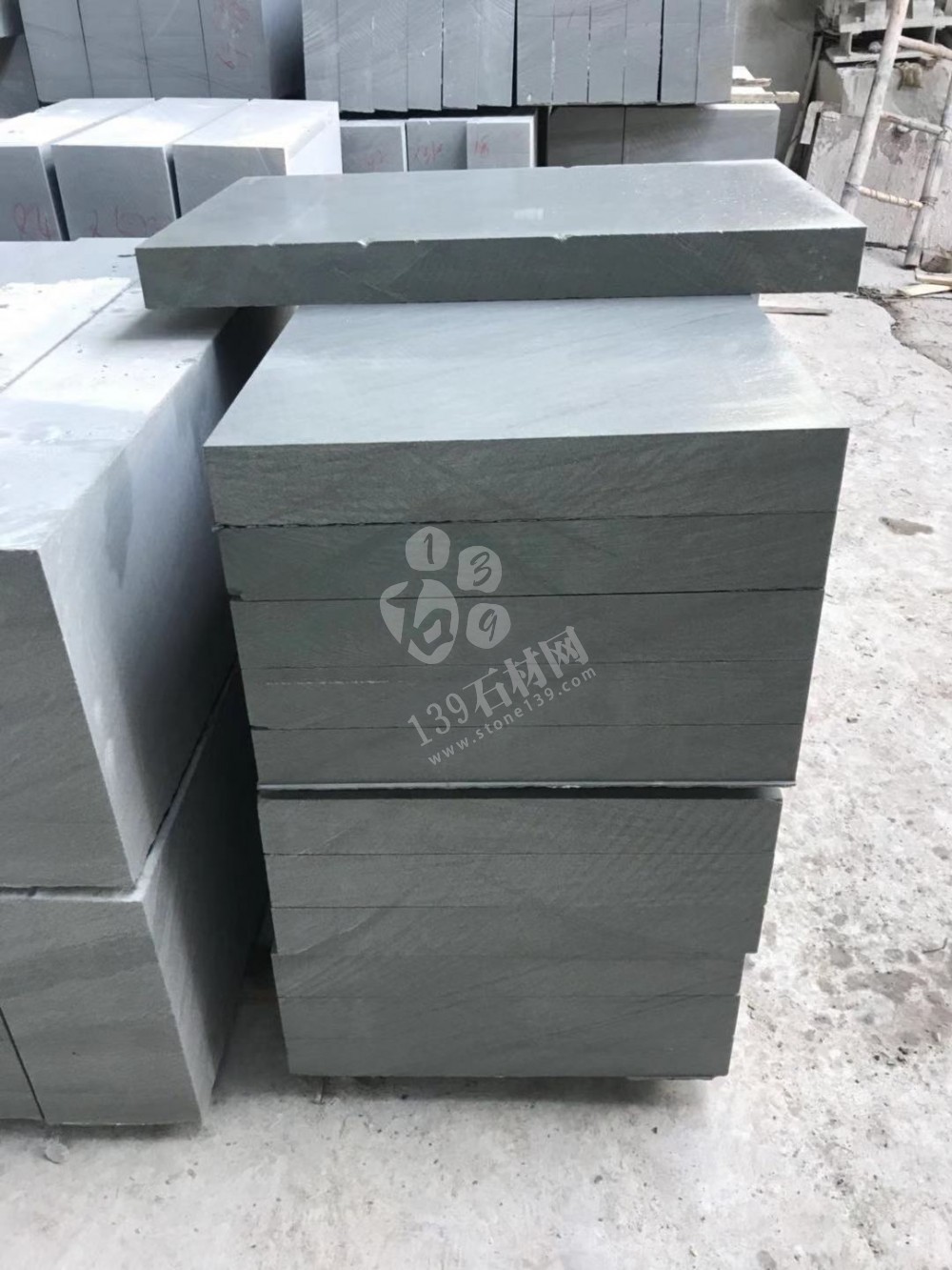 達(dá)州輝騰石材專業(yè)提供青石路沿石、欄桿、地鋪石、臺(tái)階石的園林青石產(chǎn)品