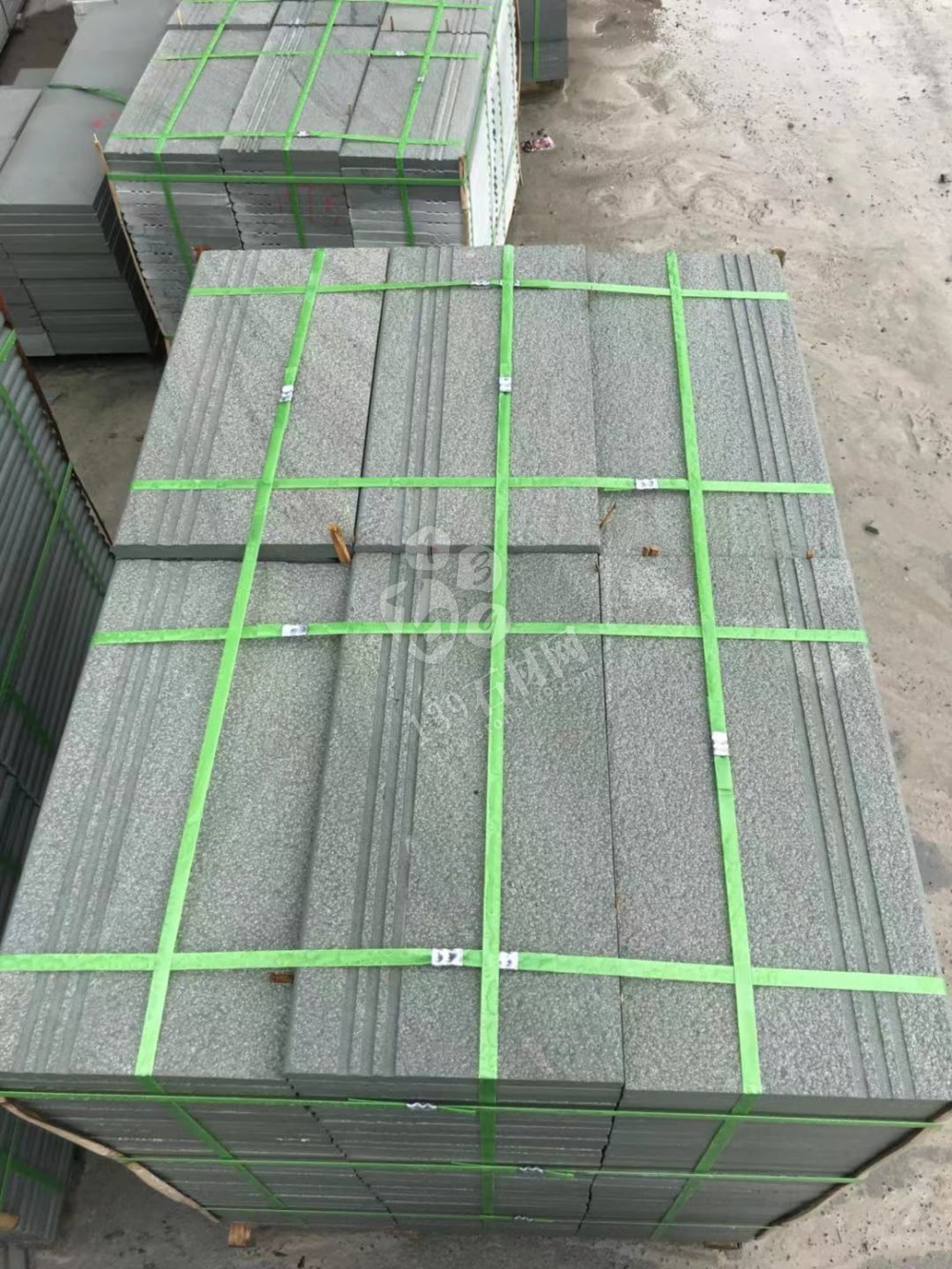 達(dá)州輝騰石材專業(yè)提供青石路沿石、欄桿、地鋪石、臺(tái)階石的園林青石產(chǎn)品