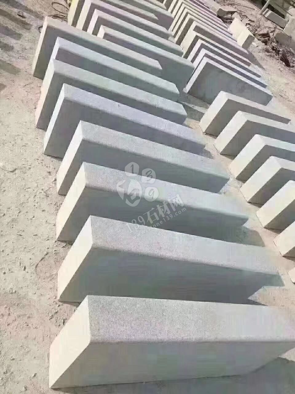 達(dá)州輝騰石材專業(yè)提供青石路沿石、欄桿、地鋪石、臺(tái)階石的園林青石產(chǎn)品