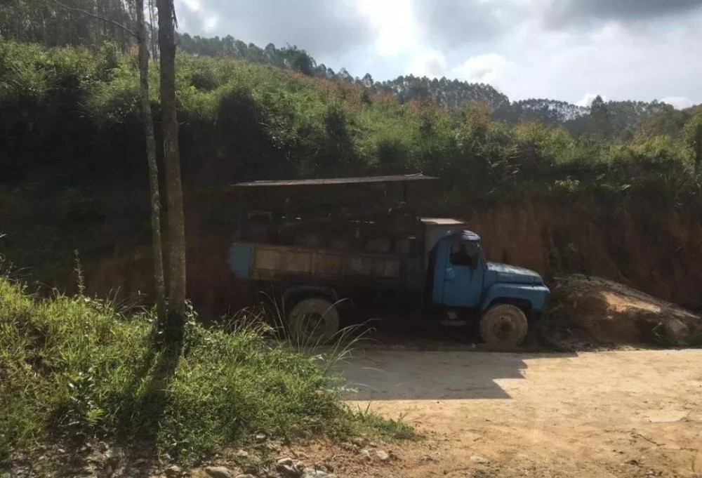 廣東廉江一花崗巖采礦點(diǎn)被認(rèn)定為非法采礦團(tuán)伙且被摧毀