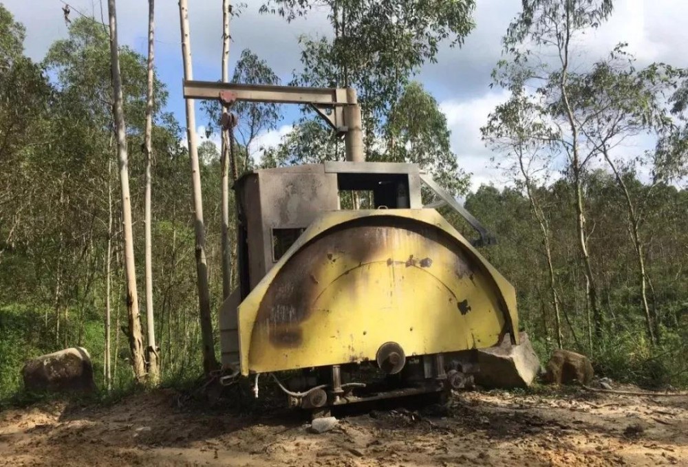 廣東廉江一花崗巖采礦點(diǎn)被認(rèn)定為非法采礦團(tuán)伙且被摧毀