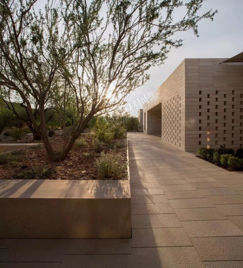 為什么洞石這么受歡迎，看看這個全石材裝飾您應(yīng)該有答案了