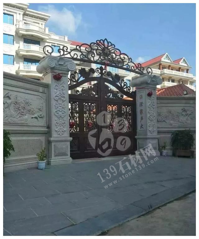 別人家的大門和圍欄讓人羨慕不已，全用大理石，華麗又大氣