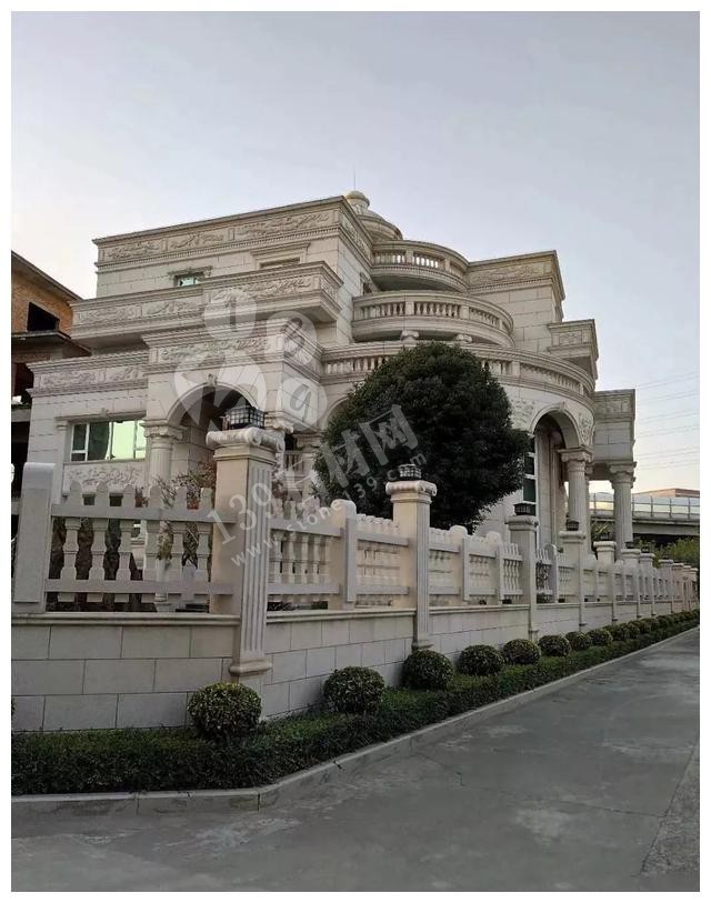 別人家的大門和圍欄讓人羨慕不已，全用大理石，華麗又大氣