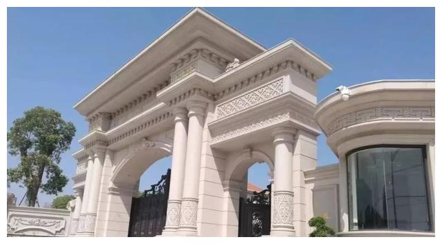 別人家的大門和圍欄讓人羨慕不已，全用大理石，華麗又大氣