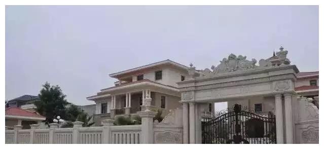 別人家的大門和圍欄讓人羨慕不已，全用大理石，華麗又大氣