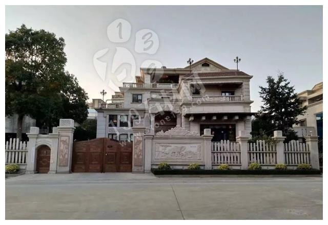 別人家的大門和圍欄讓人羨慕不已，全用大理石，華麗又大氣