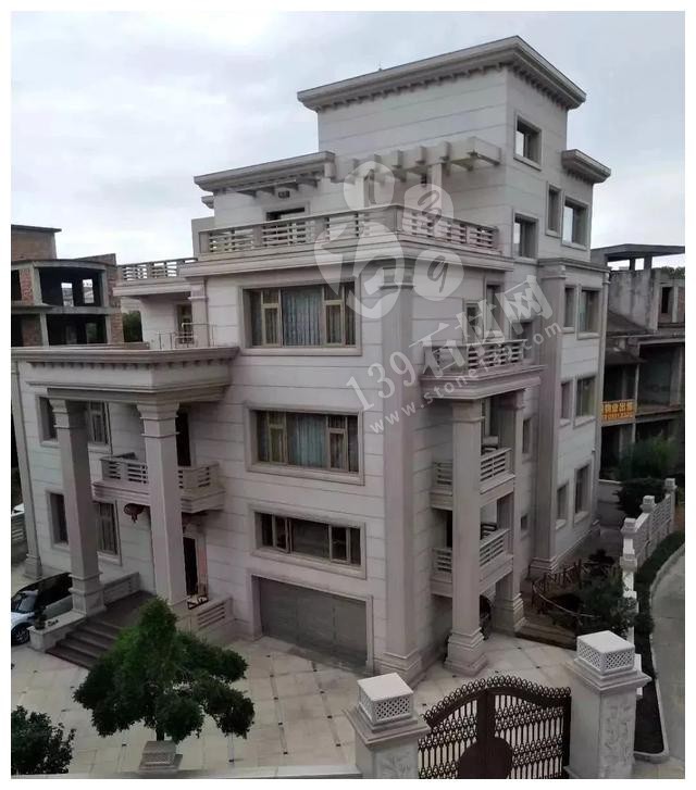 別人家的大門和圍欄讓人羨慕不已，全用大理石，華麗又大氣