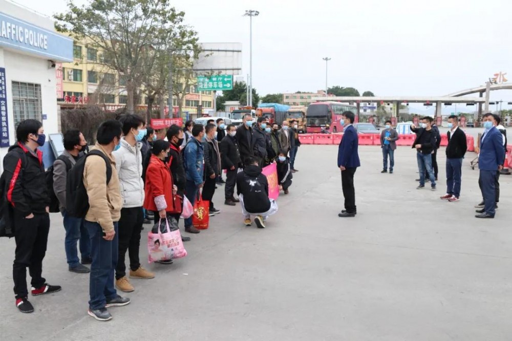 49名省外員工乘政府包車抵達中國石都福建水頭！