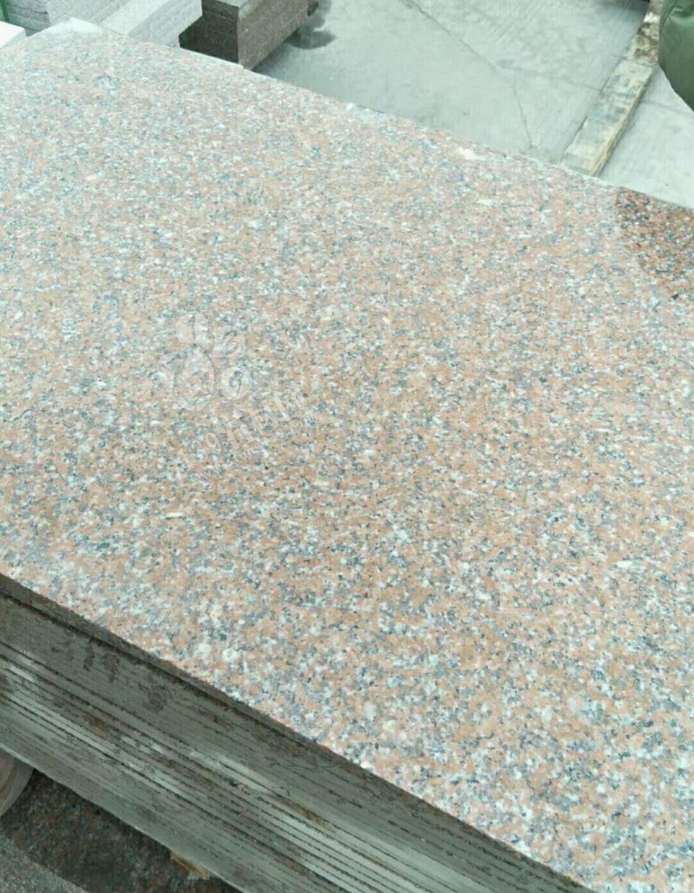 福建龍巖“永定紅”石材礦區(qū)熱火朝天，永定紅正常生產(chǎn)！